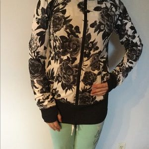 SALE LULULEMON ATHLETICA BLACK WHITE FLORAL JACKET